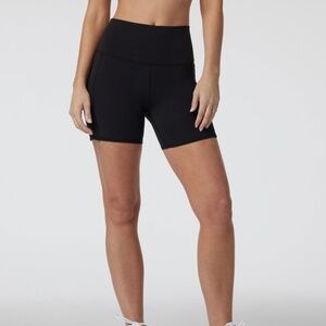 Vuori Studio Pocket Short, Black, Size Small